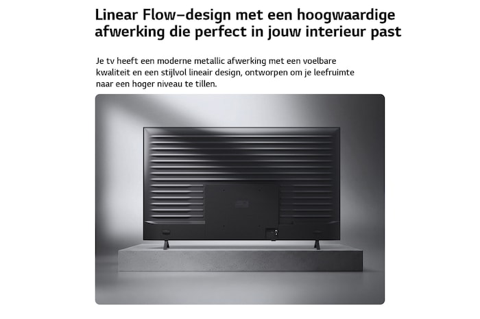 Een LG QNED AI QNED70 Mini LED wordt vanaf de achterkant getoond, waarbij een metalen achterpaneel te zien is met gelijkmatig verdeelde horizontale ribbels die een strakke, gestructureerde look creëren en het Linear Flow Design over het hele oppervlak benadrukken.