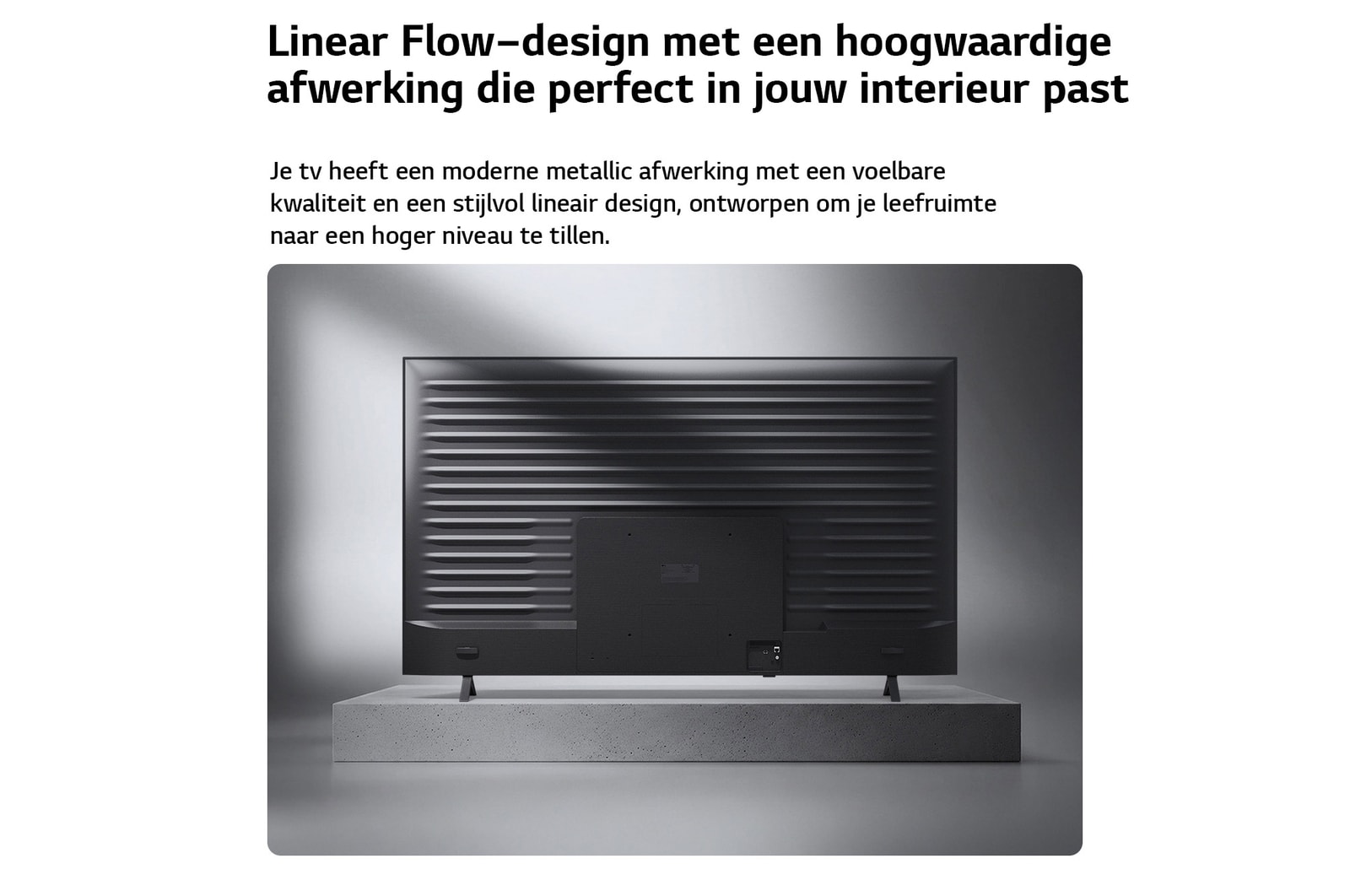 Een LG QNED AI QNED70 Mini LED wordt vanaf de achterkant getoond, waarbij een metalen achterpaneel te zien is met gelijkmatig verdeelde horizontale ribbels die een strakke, gestructureerde look creëren en het Linear Flow Design over het hele oppervlak benadrukken.
