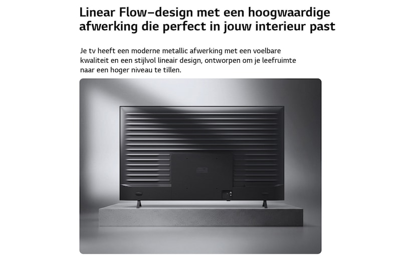 Een LG QNED AI QNED70 Mini LED wordt vanaf de achterkant getoond, waarbij een metalen achterpaneel te zien is met gelijkmatig verdeelde horizontale ribbels die een strakke, gestructureerde look creëren en het Linear Flow Design over het hele oppervlak benadrukken.