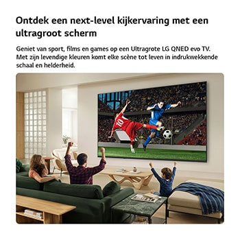 De LG QNED AI QNED70 Mini LED ultragrote tv hangt aan de muur in een lichte woonkamer en laat een spannend voetbalmoment zien, met levendige kleuren en een geweldige beeldkwaliteit op een groot scherm, terwijl een gezin op verschillende banken zit en samen juicht.