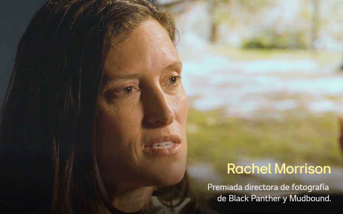 Rachel Morrison, la galardonada directora de fotografía responsable de Black Panther y Mudbound, habla en un entorno acogedor y con una iluminación tenue, lo que transmite una atmósfera profesional y reflexiva.