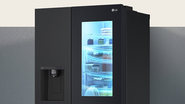 Refrigerador LG con diseño InstaView Door-in-Door, que muestra los estantes interiores iluminados con alimentos y bebidas, lo que ofrece un fácil acceso y un estilo moderno con un elegante acabado en negro.