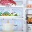 Interior del refrigerador LG con carne, verduras, huevos, bebidas y una olla, se destaca el sistema de enfriamiento Multi Air Flow para una frescura uniforme y una temperatura constante.