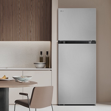 Refrigerador LG con congelador superior y acabado en acero inoxidable, ubicado en una cocina contemporánea, que ofrece un almacenamiento práctico y comodidad para el día a día.