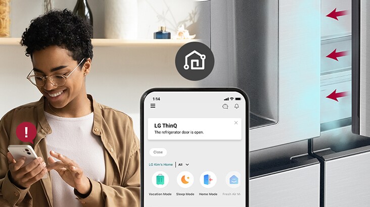 Usuario comprobando la aplicación LG ThinQ en un teléfono inteligente, controlando el refrigerador de forma remota y recibiendo alertas de apertura de puertas para una gestión más inteligente y eficiente de la cocina.