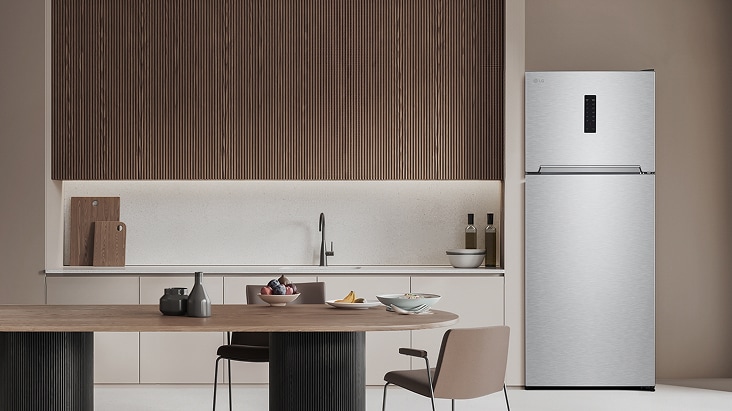 Refrigerador LG con congelador superior en una elegante cocina, con congelador en la parte superior y refrigerador en la parte inferior, diseñado para facilitar el acceso y el uso diario de la familia.