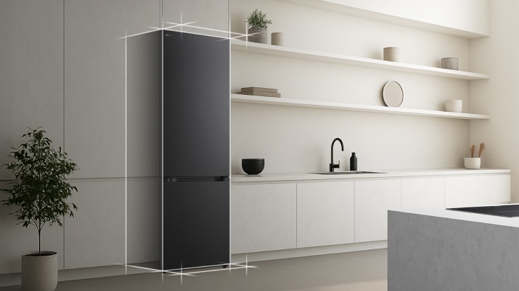 Refrigerator in a modern kitchen showing recommended fridge capacity by family size, from 1–2 members to 5+ households.	