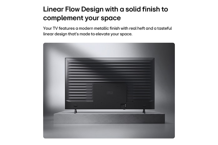LG QNED AI QNED70 Mini LED jest pokazany od tyłu, odsłaniając metaliczny tylny panel z równomiernie rozmieszczonymi poziomymi grzbietami, które tworzą czysty, uporządkowany wygląd i podkreślają Linear Flow Design na całej powierzchni.