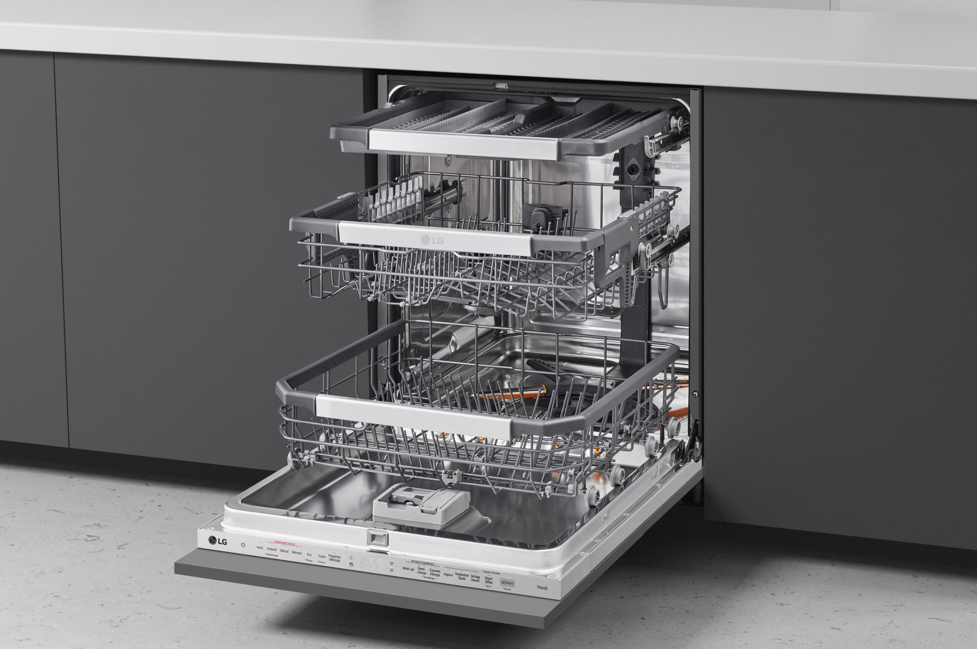 Immagine di una lavastoviglie da incasso LG integrata in una cucina grigia con porta totalmente aperta che mostra i cestelli interni
