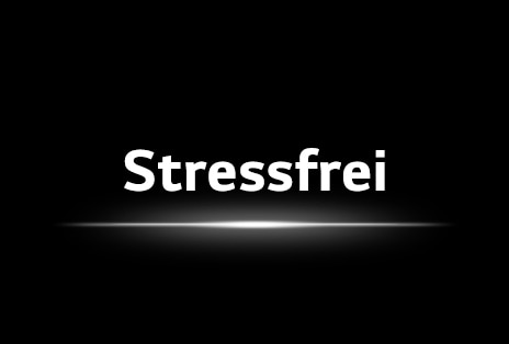 Ein LG True Wireless TV präsentiert mühelose Bequemlichkeit mit einer zentrierten Überschrift auf dunklem Hintergrund.