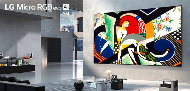 Der LG Mini RGB evo AI MRGB9M True Wireless TV mit Zero Connect Box ist in einem geräumigen modernen Wohnzimmer an der Wand montiert und zeigt hochauflösende abstrakte Kunstwerke, während eine kabelfreie Einrichtung das Interieur minimalistisch und aufgeräumt hält.
