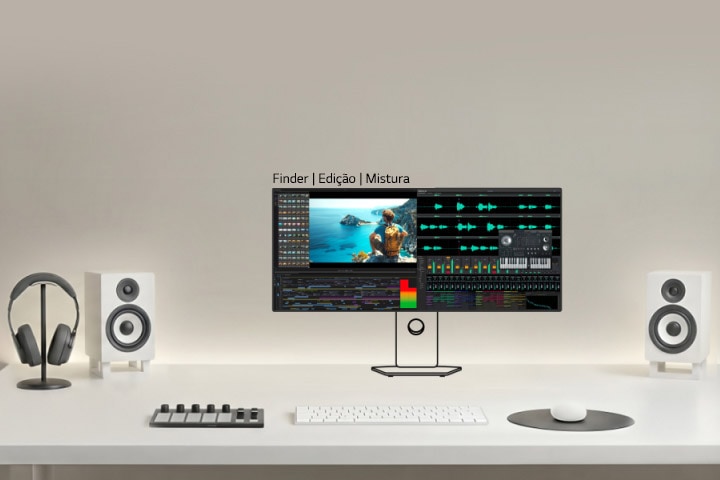 Este vídeo mostra uma configuração criativa de monitores para criadores de vídeo e som, onde o monitor principal exibe a linha de tempo de edição e a janela de pré-visualização, enquanto os monitores secundários mostram faixas de áudio, ferramentas e painéis de controlo para apoiar o fluxo de trabalho profissional de edição de vídeo e produção de som.
