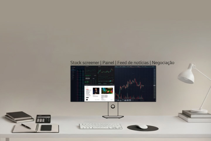 Este Vídeo mostra uma configuração de negociação com vários ecrãs para analistas financeiros e traders, onde o monitor principal exibe gráficos de mercado em tempo real, enquanto os monitores secundários mostram dados financeiros, feeds de notícias e painéis de análise para suportar um fluxo de trabalho complexo de negociação e análise de mercado.