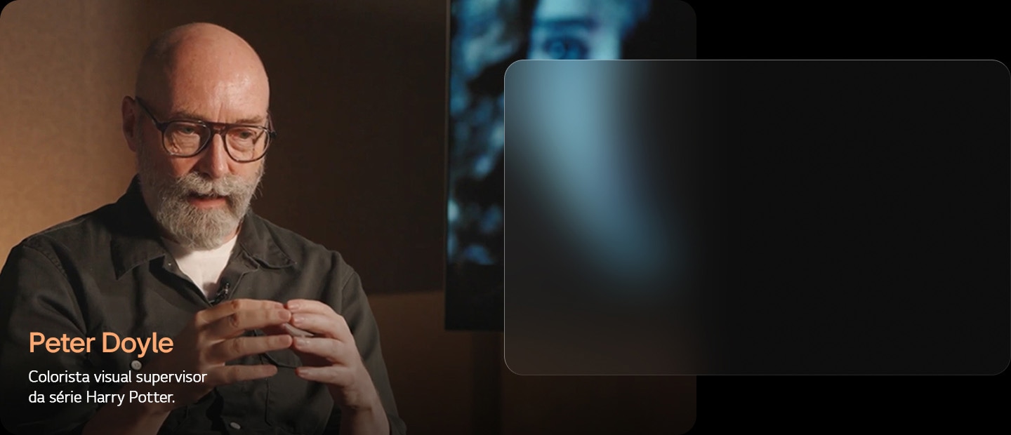 Peter Doyle, colorista visual supervisor da série Harry Potter, fala enquanto gesticula com as mãos num ambiente quente e suavemente iluminado, transmitindo uma atmosfera profissional e ponderada.
