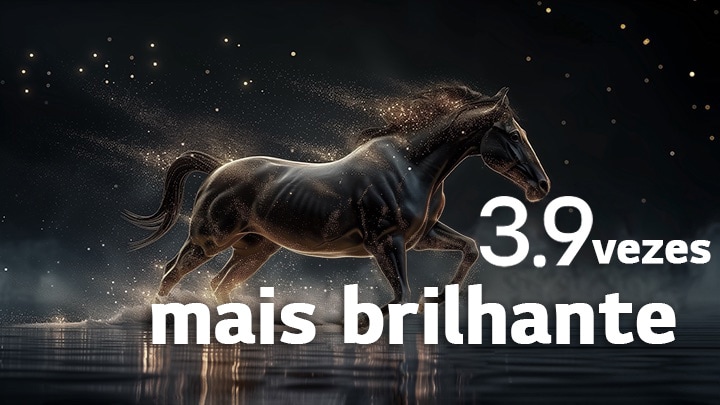 A LG OLED evo TV equipada com o processador 4K alpha 11 AI Gen3 mostra uma cena escura com partículas brilhantes a formar-se em torno de uma silhueta de cavalo, proporcionando maior luminância, detalhes mais nítidos e um brilho de pico até 3,9 vezes mais brilhante.