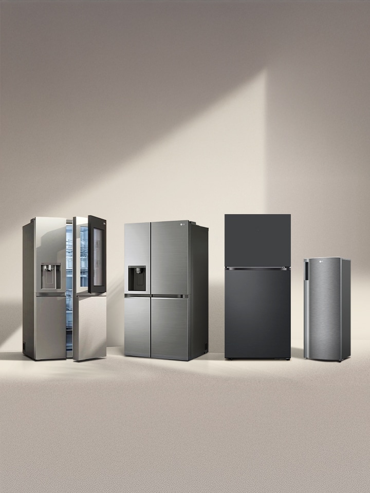 أربعة مجمدات ثلاجة LG تحت الشمس. ثلاجة على اليسار ثلاجة ببابين مع ثلاثة بأربعة أبواب، وبجوارها طرازات من باب واحد مع ثلاجة ببابين متجاورين.