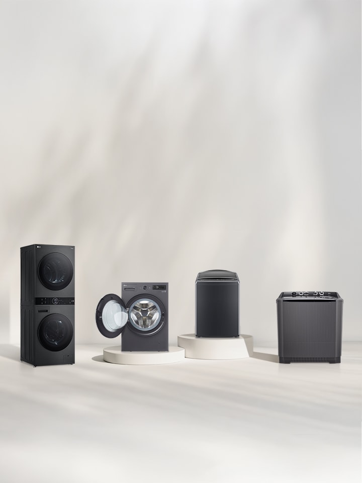 مجموعة من LG WashTower™، والغسالة أمامية التحميل، والغسالة علوية التحميل، ومجففات الغسيل في غرفة ساطعة ذات قواعد