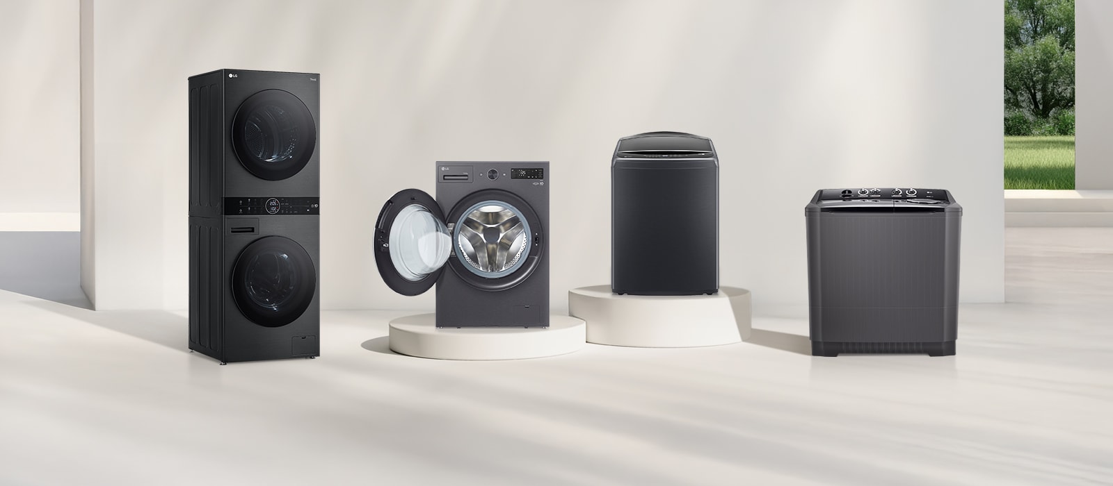 مجموعة من غسالات LG WashTower™، والغسالات أمامية التحميل، والغسالات علوية التحميل، والغسالات مزدوجة الحوض في مساحة غسيل إماراتية عصرية وساطعة.