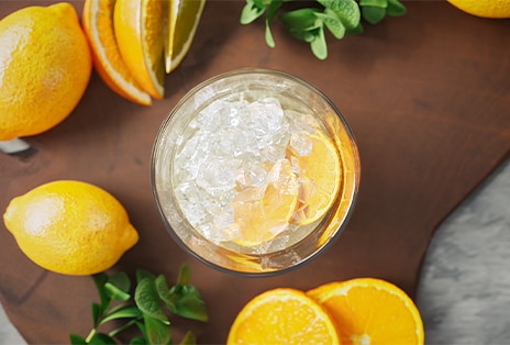 كوب مملوء بثلج مجروش مصنوع في ثلاجة LG.