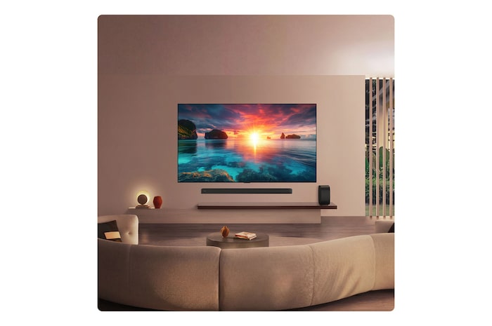 يعرض تلفزيون LG OLED evo AI G6 مشهد غروب شمسي حيّ فوق المحيط، مع مكبر صوت وسماعة أسفل الشاشة، مما يعزز من أجواء الهدوء في غرفة المعيشة.