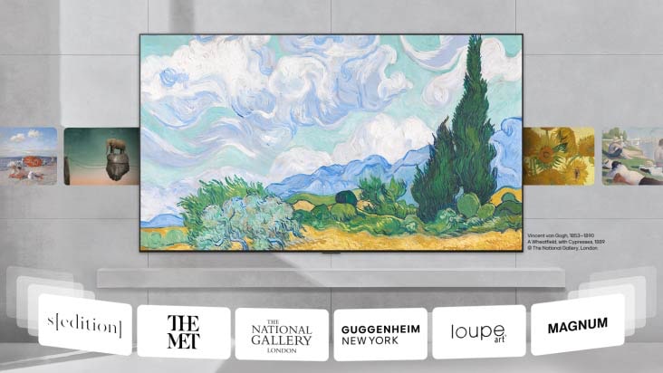 يعرض تلفزيون LG AI TV المزود بميزة LG Gallery+ أعمالًا فنية مختارة في ديكور منزلي، وتظهر في الوسط لوحة "حقل قمح مع أشجار سرو" لفنسنت فان جوخ، إلى جانب إشارات إلى المتاحف الشريكة.