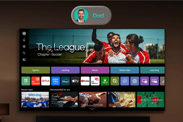 تلفزيون LG Smart TV الذكي مع شاشة webOS الرئيسية على اليمين وصورة ملف تعريف عائمة على اليسار للانتقال من الأب إلى الأم، مما يسلط الضوء على حسابات المستخدمين المخصصة وتوصيات المحتوى المخصصة.
