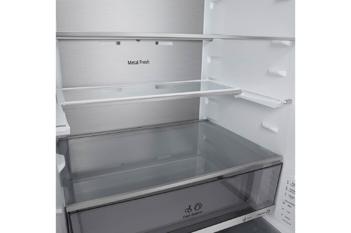 En hylla är markerad i blått med pilar som pekar uppåt och nedåt. På den högra bilden är hyllan vikt för att rymma två vattenflaskor.