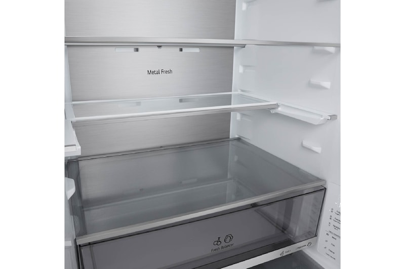 En hylla är markerad i blått med pilar som pekar uppåt och nedåt. På den högra bilden är hyllan vikt för att rymma två vattenflaskor.