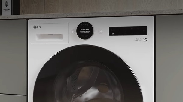 LG frontmatad tvättmaskin med digital display som visar Tub Clean för vård av trummans hygien