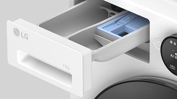 LG frontmatad tvättmaskin med tvättmedelslåda öppen för rengöring