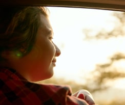 LG Mini RGB evo AI MRGB85 visar en dramascen med en person som åker bil, sedan dyker en Sports Alert för en live fotbollsmatch upp med realtidsresultat och, när man trycker på den, växlar direkt till livematchen.