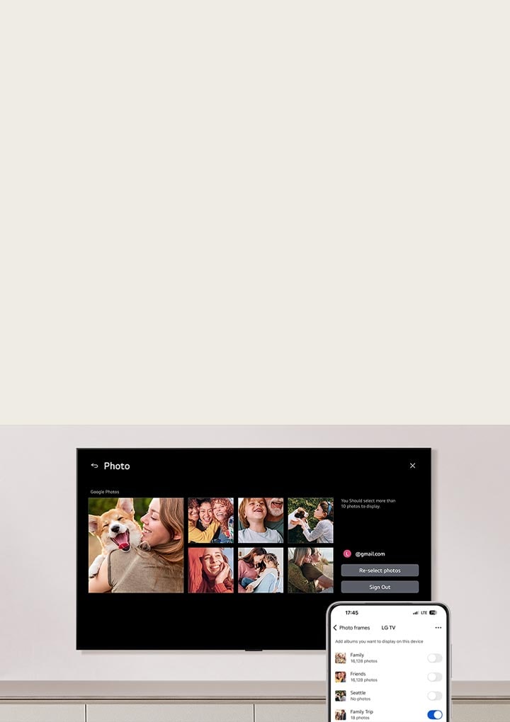 LG QNED evo AI QNED82 Mini LED visar ett Google Foton-rutnät med familjeögonblicksbilder, medan en telefon visar en albumlista med reglaget för Familjeresalbumet aktiverat. 