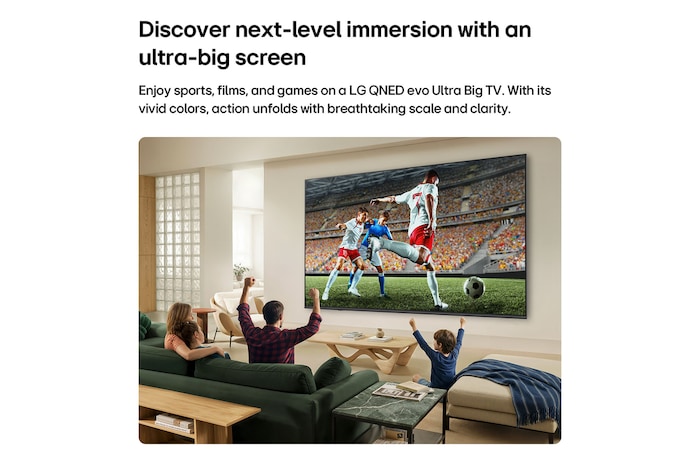 LG QNED evo AI QNED82 Mini LED ultrastor TV visar en intensiv fotbollssituation i stor skala med förfinad bildkvalitet och intensiva färger, medan en familj hejar på tillsammans från soffor i ett vardagsrum.