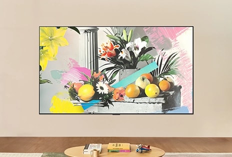 LG ART TV is wall-mounted in LG ART TV är väggmonterad i ett ljust rum och visar ett färgstarkt blom- och fruktkonstverk i Galleriläget medan ljusstyrkekontrollen justeras för optimal visning i alla ljusförhållanden.a bright room, showing a colorful floral-and-fruit artwork in Gallery Mode while brightness control adjusts for optimal viewing in any light.