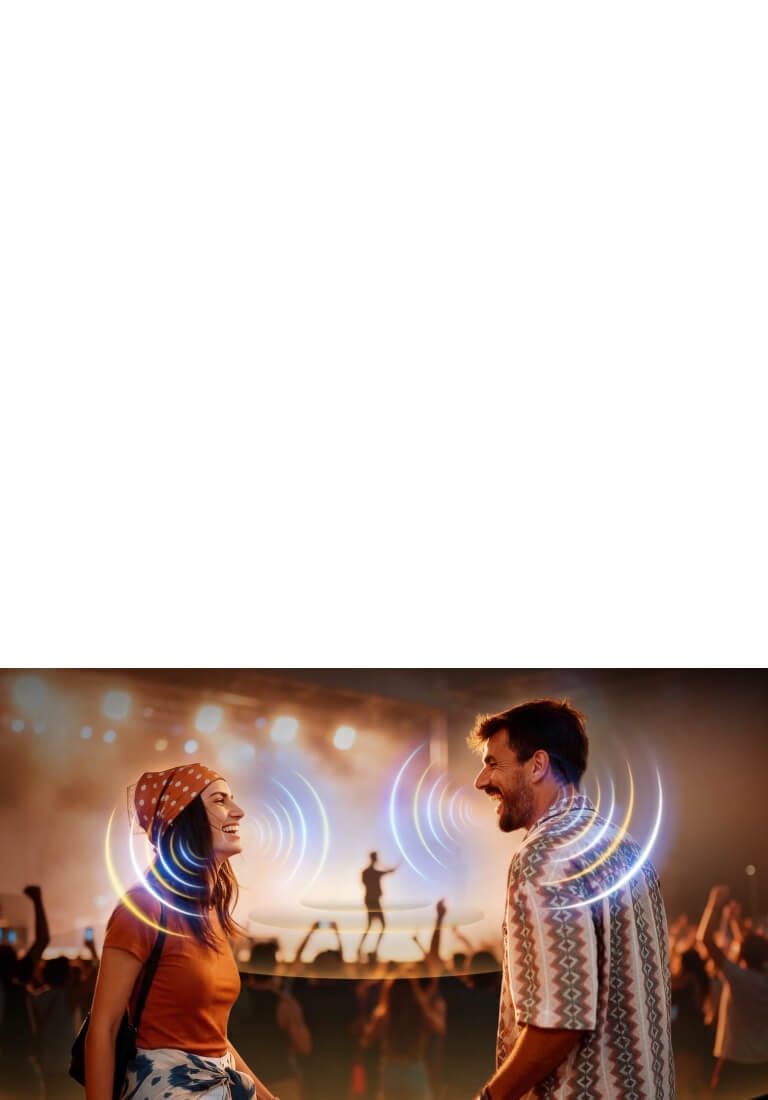 LG OLED evo AI G6 with AI Object Remastering Ultra shows two people facing each other at a crowded concert, clarifying voices amid loud background noise and delivering crystal-clear, immersive audio.