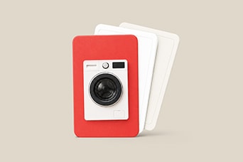 กองบัตรประชาสัมพันธ์ที่มีรูปเครื่องซักผ้า LG