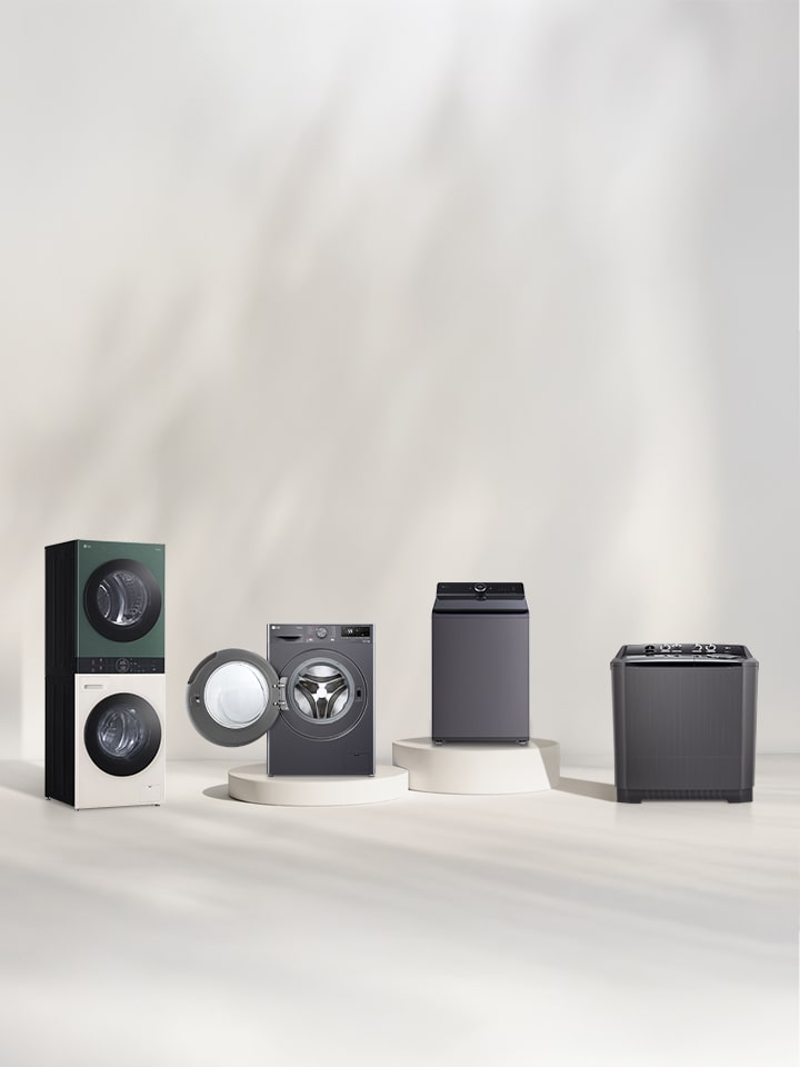 ตู้ช่องแช่เย็น ช่องแช่แข็ง LG สี่เครื่องตั้งอยู่กลางแดด ด้านซ้ายเป็นตู้เย็นรุ่น Multi-door และมีรุ่น Side-by-Side และรุ่น Two-door One-door อยู่ถัดไป