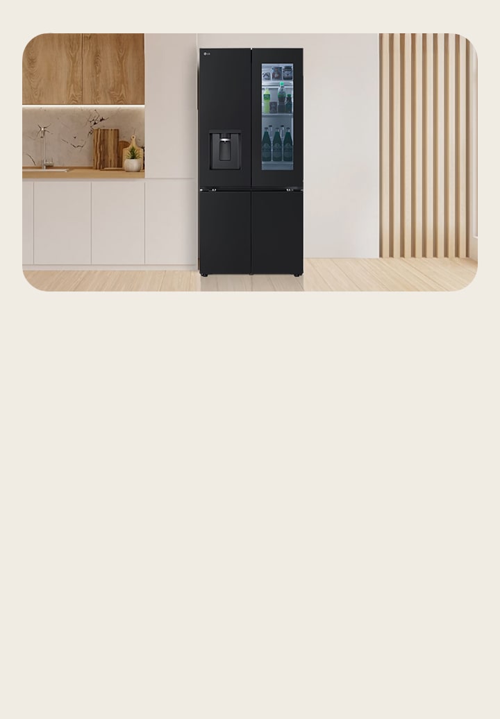 ตู้เย็น LG ที่มีทั้งช่องแช่เย็น ช่องแช่แข็ง แบบ Multi-Door สีดำ พร้อมประตู InstaView Door-in-Door™ ตั้งอยู่ในครัวโทนสีเบจ ตู้เย็นมีดีไซน์ที่กว้างขวาง พร้อมส่วนช่องจัดเก็บของที่มองเห็นได้