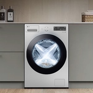 เครื่องซักผ้า LG สีขาวติดตั้งอย่างเรียบร้อยใต้เคาน์เตอร์ซักรีด ภายในถังซัก มีน้ำพุ่งออกมาจากสี่ทิศทางในระหว่างการซัก