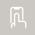 Telefondan TV’ye giden tek dokunuşlu uygulamayı gösteren Prime Video logosunu içeren LG Smart TV’nin önünde açık bir LG ThinQ uygulaması bulunan bir akıllı telefonu tutan bir kişi.