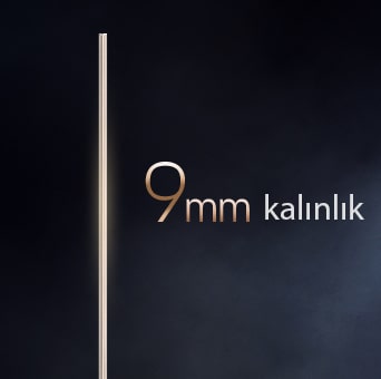 9 mm kalınlığında Wallpaper Tasarımına sahip LG OLED evo AI W6 Wallpaper TV, karanlık bir arka plana karşı ultra ince yan profilini vurgulayarak son derece ince formuyla alana kusursuz bir şekilde oturduğunu gösteriyor.