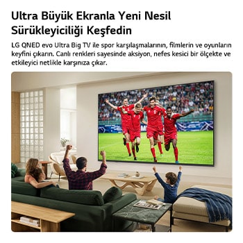 LG QNED evo AI QNED81 Mini LED Ultra Büyük TV, aydınlık bir yaşam alanında duvara monte edilmiş. Geniş ekranda canlı renkler ve hassas görüntü kalitesiyle bir futbol maçı kutlaması gösterilirken kanepelerde oturan aile hep birlikte tezahürat yapıyor.