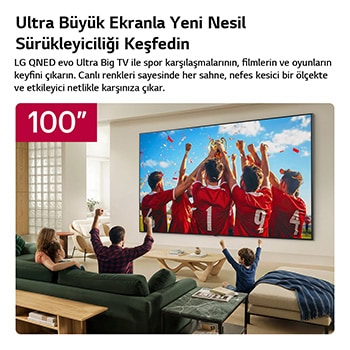 LG QNED evo AI QNED85 Mini LED 100 inç Ultra Büyük TV, bir yaşam alanında duvara monte edilmiş. Geniş ekranda canlı renkler ve hassas görüntü kalitesiyle spor zaferi kutlaması gösterilirken bir aile hep birlikte tezahürat yapıyor.