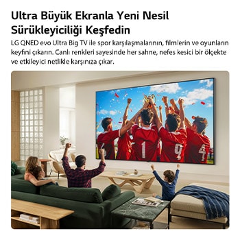 LG QNED evo AI QNED85 Mini LED Ultra Büyük TV, bir yaşam alanında duvara monte edilmiş. Geniş ekranda canlı renkler ve hassas görüntü kalitesiyle spor zaferi kutlaması gösterilirken bir aile hep birlikte tezahürat yapıyor.
