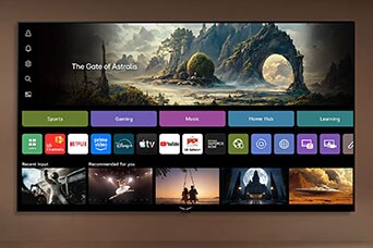 AI TV olarak tasarlanan LG TV, bir yaşam alanında ana ekranı ve LG Channels ve Netflix gibi uygulamaları ile önerilen içerikleri gösterirken, arayüz yüzlerce eğlence seçeneğine doğrudan erişimi vurguluyor.