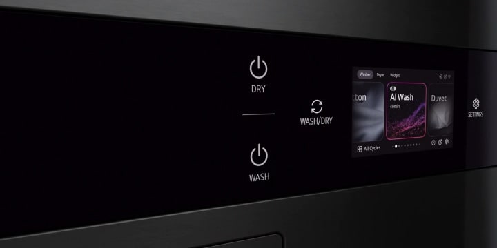 中央控制面板特寫，包含洗衣機和乾衣機按鈕以及 LCD 螢幕