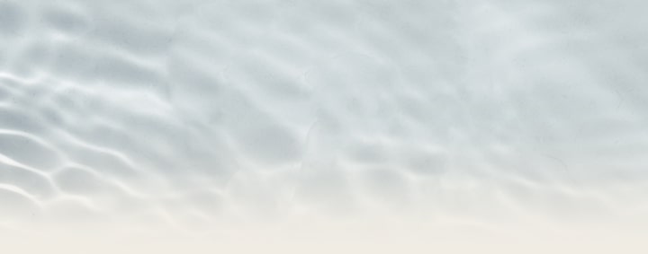 洗衣機部分以帶有柔和漣漪的清澈水面呈現。