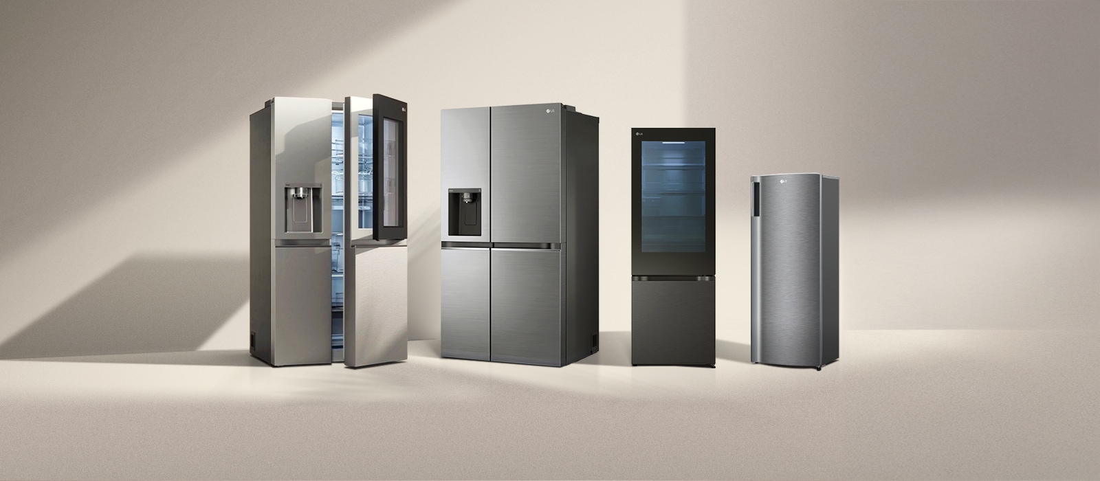 陽光下有四台 LG 冰箱。最左側為多門冰箱,旁邊依次是對開、雙門和單門型號。
