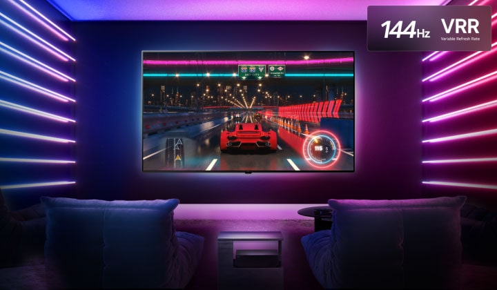 LG Mini RGB evo AI MRGB9M 展現 Ultimate Wireless Gameplay 功能，顯示著賽車遊戲沉浸式駕駛畫面與奪得第一名的畫面，代表提供低延遲無線遊戲體驗，並支援 144Hz、VRR、AMD FreeSync、ALLM、HGiG 與 GeForce NOW。