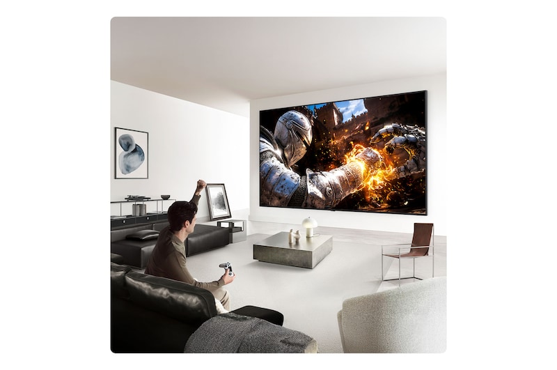 採用無線安裝方式的 LG Mini RGB evo AI MRGB9M，螢幕顯示著動作遊戲場景，所有裝置連接皆透過真無線 4K 影音傳輸盒集中管理，有效減少智慧顯示器周圍的裝置數量與佈線複雜度。